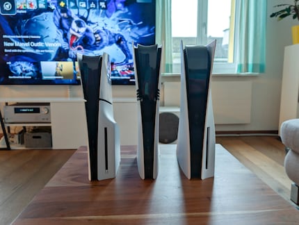 Die PS5 Slim mit Laufwerk (links), die PS5 Pro ohne Laufwerk (Mitte) und die «alte» PS5 mit Laufwerk (rechts).
