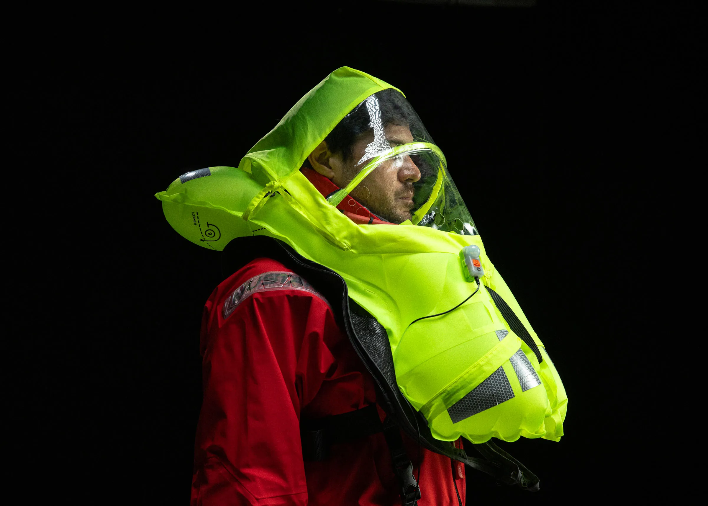 Protégé dans la bulle : le gilet de sauvetage offre une flottabilité et protège les voies respiratoires de l'eau.
