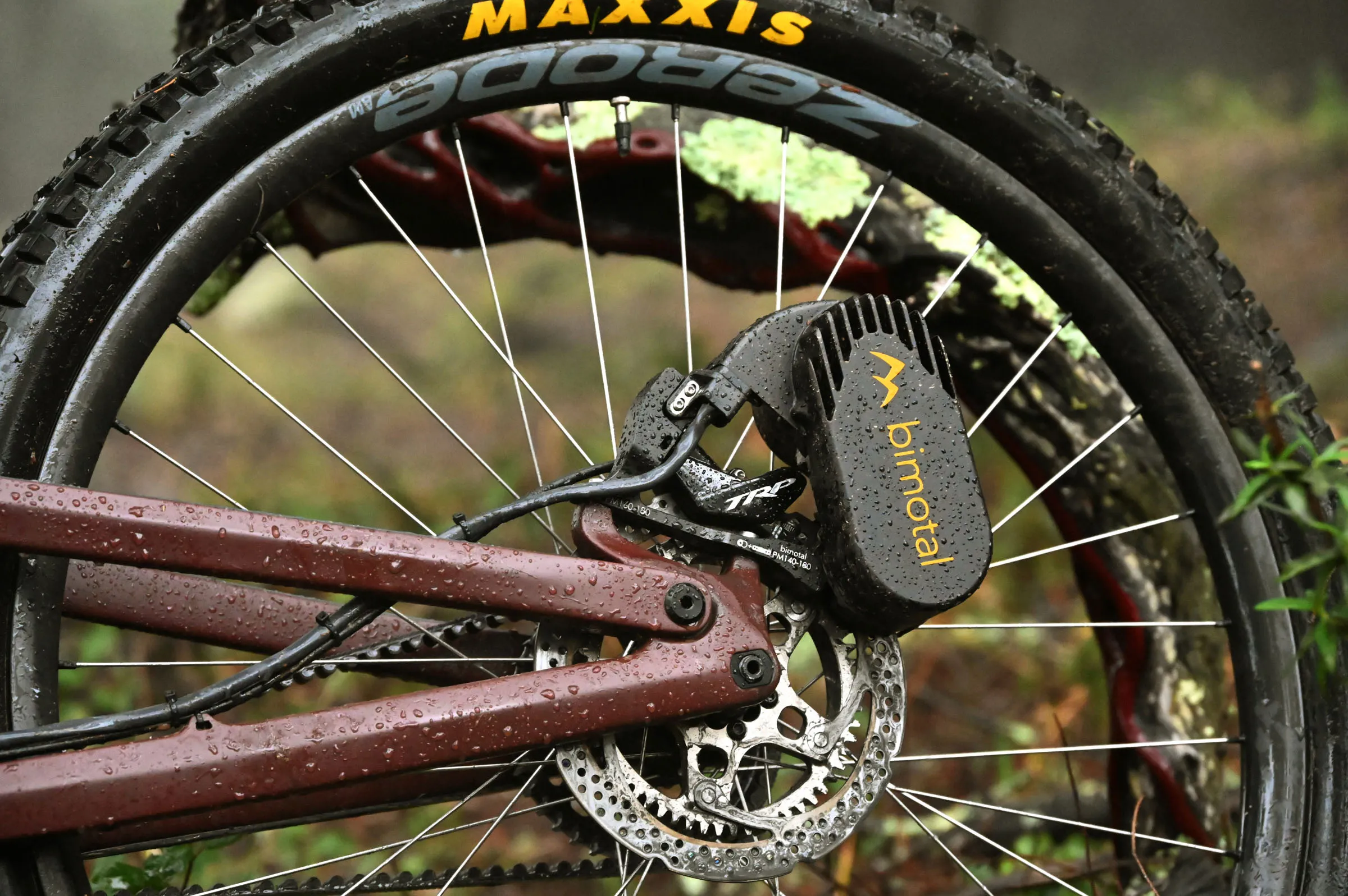 Clippez et c'est parti : ce gadget de la taille d'une paume de main devrait permettre de transformer des vélos en vélos électriques.