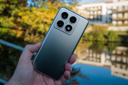 Le dos en plastique et non en verre fait baisser le prix du Xiaomi 14T Pro.