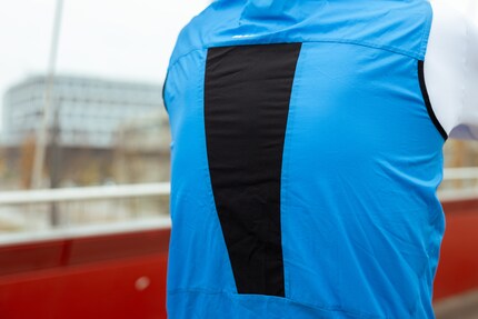 Le tissu de l’élément noir dans le dos contient 20 % d’élasthanne.