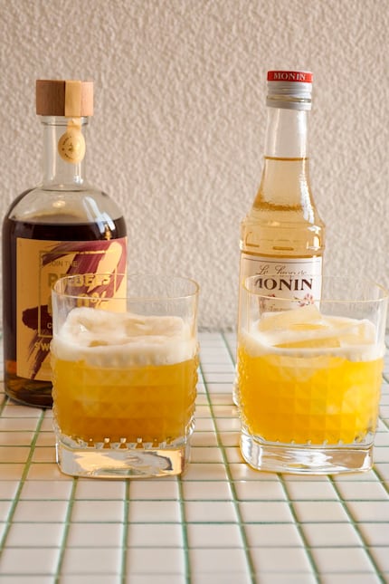 Kann es der Sweet Amaretti von Rebels (links) im Mocktailvergleich mit dem Sirup von Monin (rechts) aufnehmen? Spoiler: Nein. 