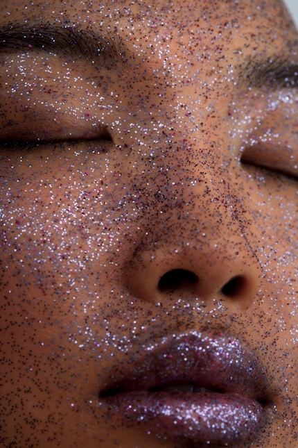 Sophia vende glitter biodegradabili nel suo negozio.