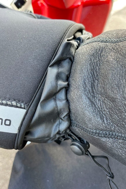 Die Öffnung kann ich zuziehen, damit der Wind nicht in meine Jackenärmel gelangt. 