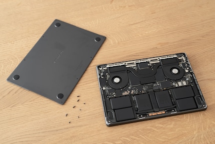 Nel modello più piccolo la batteria ha una capacità di 72,4 wattora, nel modello più grande 100.