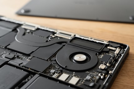 Non è nemmeno possibile aggiungere altra RAM o SSD autonomamente, perché sulla scheda è tutto saldato.