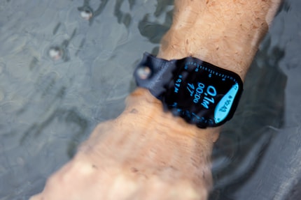 Il nuovo Apple Watch 10 fa anche da termometro e profondimetro.
