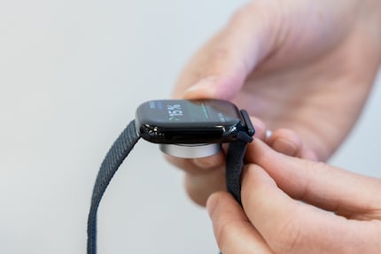 Il nuovo Apple Watch si ricarica più velocemente sul disco di ricarica rispetto a qualsiasi modello precedente.