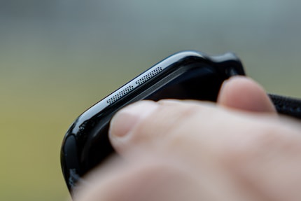 Apple ha costruito una struttura a griglia con fori molto, molto piccoli per gli altoparlanti.