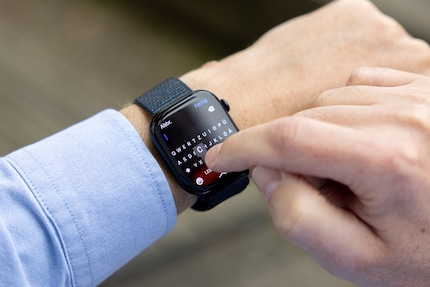 Sì, puoi anche digitare sull'Apple Watch. Ma lo vuoi davvero fare?
