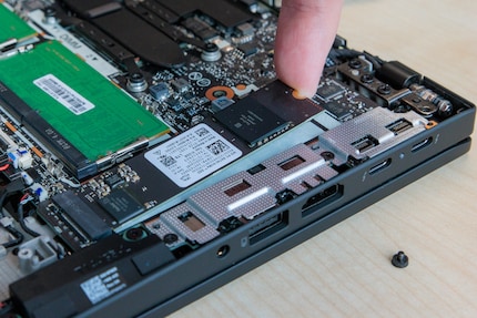 Die SSD muss man dezent anheben und dann herausziehen.