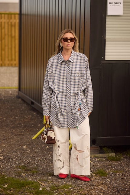 Mit Taschen kannst du easy ein zweites Muster in den Look integrieren.