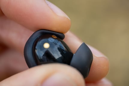 Il gancio morbido assicura che gli auricolari calzino bene e siano confortevoli.