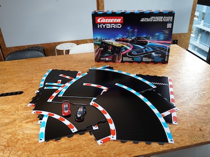 Il set contiene 15 segmenti di pista e due auto.