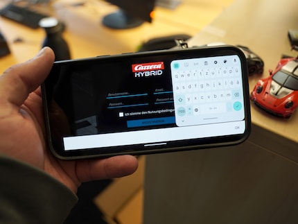 La schermata di accesso dell'app è confusa e difficile da leggere.