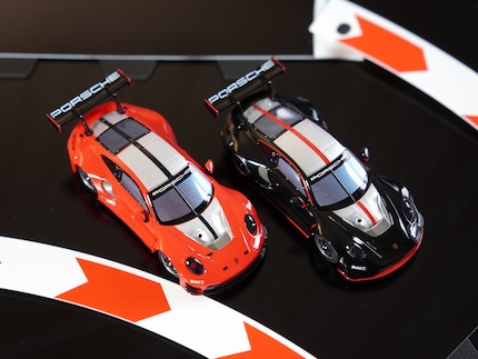 Visivamente, le due Porsche di Carrera Hybrid sono uno spettacolo.
