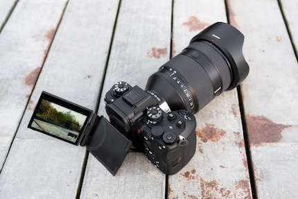 Sony utilise désormais pour son produit phare un écran qui peut être tourné et incliné dans toutes les directions possibles. La résolution rejoint également celle des autres constructeurs. 