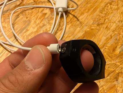 La batterie dure une journée de travail et peut ensuite être rechargée via un connecteur magnétique.