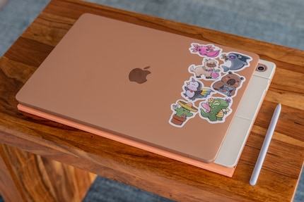 Il Galaxy Tab (sotto) è decisamente più grande del mio Macbook Air M1.