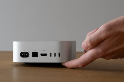 Per accendere il Mac Mini devo sollevarlo.