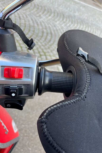 Den Handschützer kann ich über den Lenkergriff ziehen.