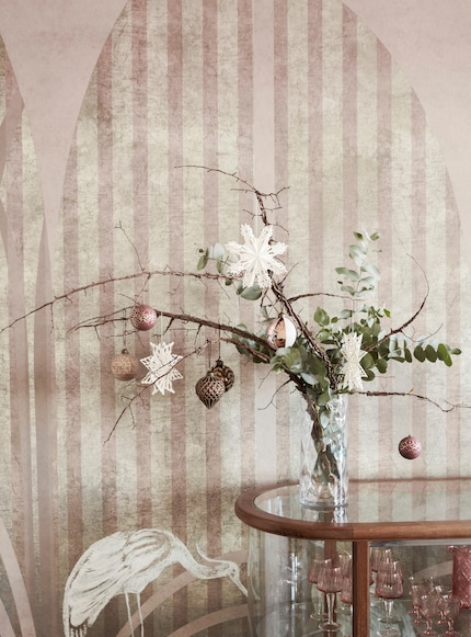 Ein grosser, kahler Ast kann in einer Vase oder in einem Blumentopf stehen.