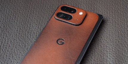 Skins wie dieser von Dbrand in Echtleder können dein Handy zum richtigen Unikat machen.