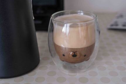 Cappuccino mit zu kompaktem Milchschaum.