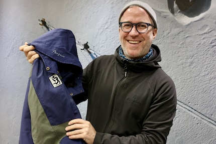 Le fondateur Tristan Winkler avec la première veste créée à l’époque avec son ancien partenaire.