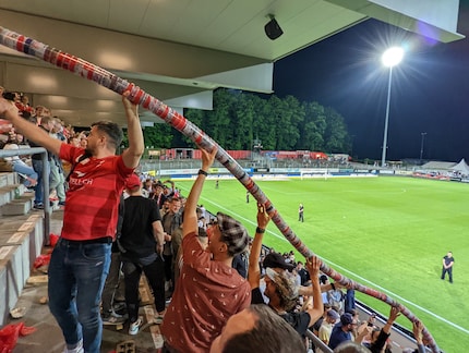 Die Menge an Bechern ist klarer Indikator, dass für viele Fussball und Bier zusammengehört.