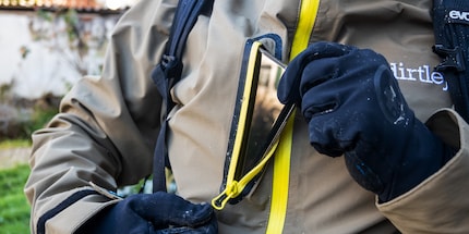 Even the smartphone stays dry.