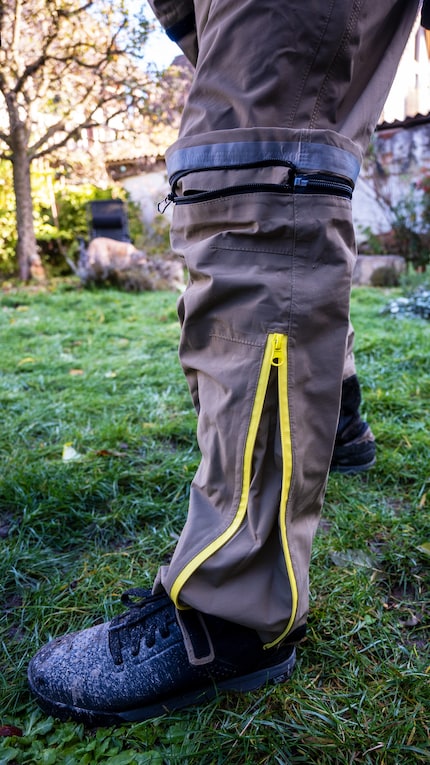 The detachable trouser legs also keep the dirt out if necessary.