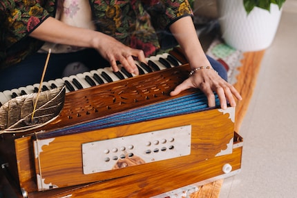 Jivamukti - Mantrengesänge begleitet von einem Harmonium gehören beim Jivamukti fest dazu.
