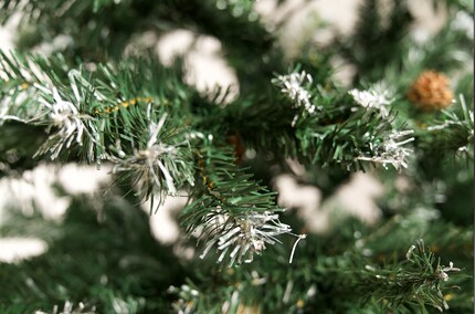 La peinture blanche est censée simuler la neige ; malheureusement, sur l'arbre Tectake, les aiguilles sont collées ensemble comme effet secondaire.
