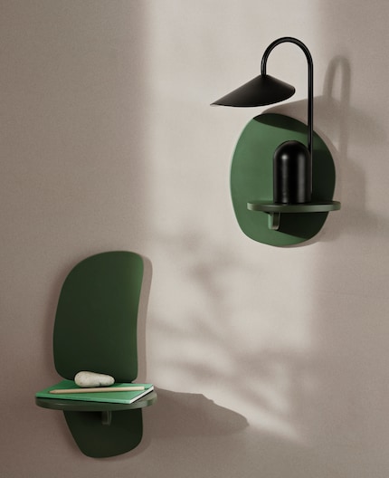 Les silhouettes originales en combinaison avec la couleur donnent plus de caractère au mur.