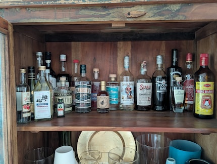 Auch wenn das Angebot alkoholfreier Alternativen wächst, wird es wohl immer kleiner sein als das mit Alkohol. Hier ein Blick auf meinen noch nicht ausgeräumten Schnapsschrank.