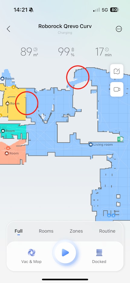 Rot eingekreist sind die zwei nervigen Fehler: Zwei Zimmer werden über den Balkon verbunden. Zusätzlich wird ein Zimmer willkürlich in der Mitte in zwei geteilt.