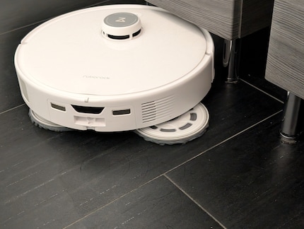 Der Roborock setzt auch auf runde Mopps, von denen einer ausfahrbar ist.