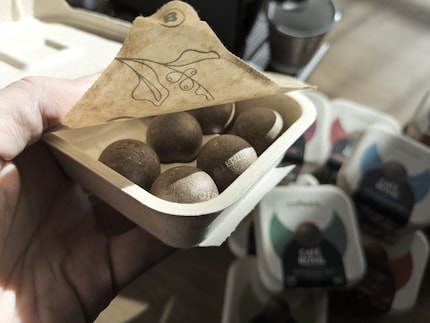 Una confezione, che sembra una scatola portauova, contiene nove Coffee Balls.