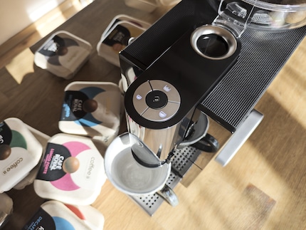 Non appena fai rotolare la sfera nella camera di erogazione azionando la leva di comando a destra, i pulsanti di comando si accendono. Ci sono pulsanti per il caffè, l'espresso e la pulizia. Cerco invano un pulsante per il ristretto.