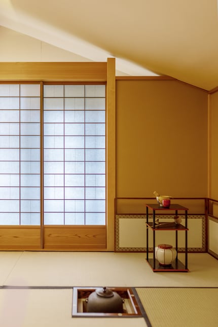 Le silence règne dans la salle de thé (Isshin-an) - le monde extérieur ne semble plus exister.