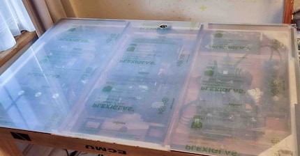 La plaque de verre n’a pas été facile à trouver.