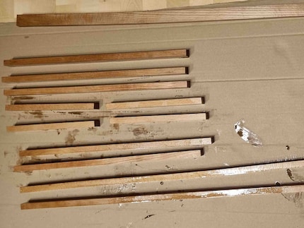 Les garçons ont taillé et traité toutes les pièces de la table.