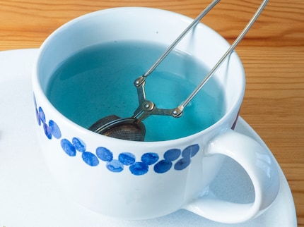 Die Blüten färben den Tee in ein tiefes Blau.