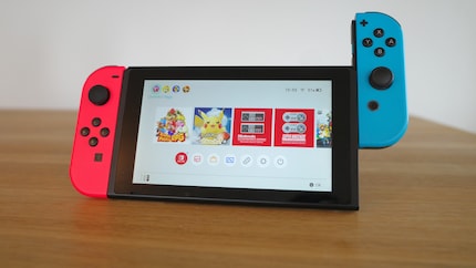 Die Switch hat abnehmbare Joy-Con-Controller.