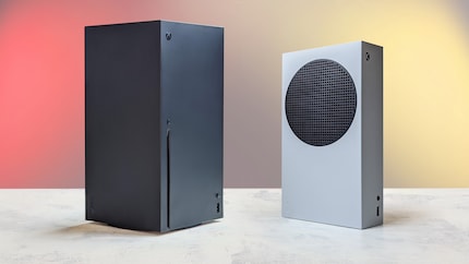 Die Series S (rechts) ist eine erstaunlich kleine Konsole – hier im Vergleich mit der Series X (links).