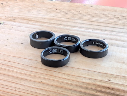 Der RingConn2 (vorne) im Vergleich mit dem RingConn1 (hinten Mitte), dem Ultrahuman (hinten links) und dem Samsung (hinten rechts).