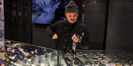 Stefan Lindner von Oakley mit der neuen «Flow Scape» auf der ISPO in München.