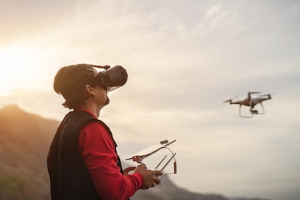 Ohne Beobachter nur mit Bewilligung vom BAZL erlaubt: Das Fliegen einer FPV-Drohne.
