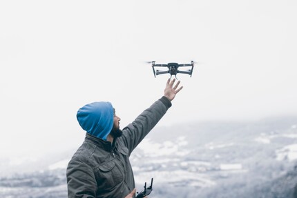 Drohnenpiloten und -pilotinnen sollten sich vor dem Abflug über geografische Einschränkungen und Gefahrenhinweise informieren.